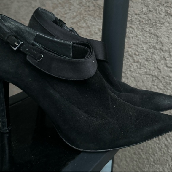 Stuart Weitzman - Picture 2 of 3